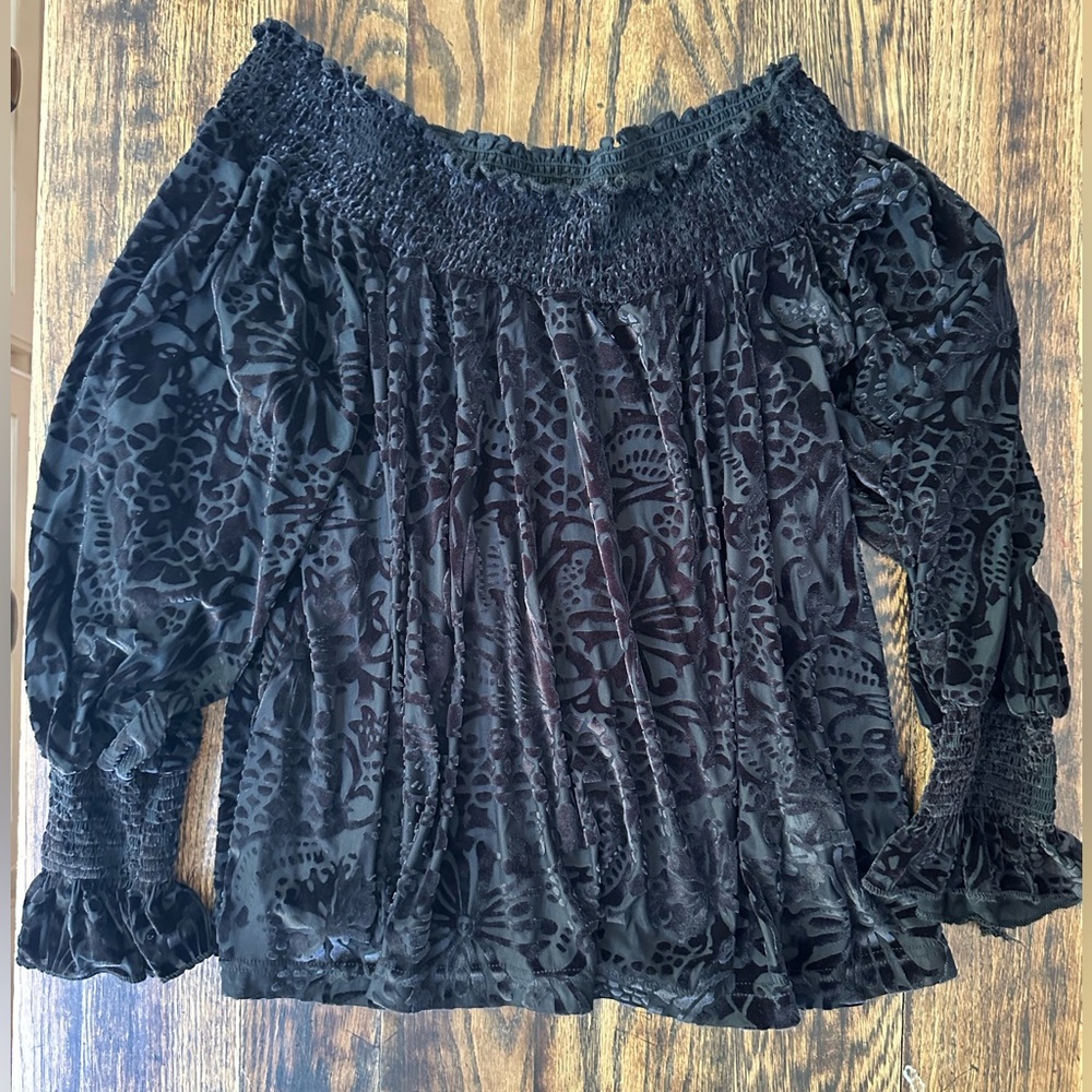 Taylor & Sage Black Off-the-Shoulder Long Sleeve Smocked Ruffled Blouse
